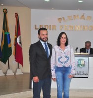 Vereador Frederico Freire Figueiró entrega homenagem a Sra. Clarice Suzana Blumberg.