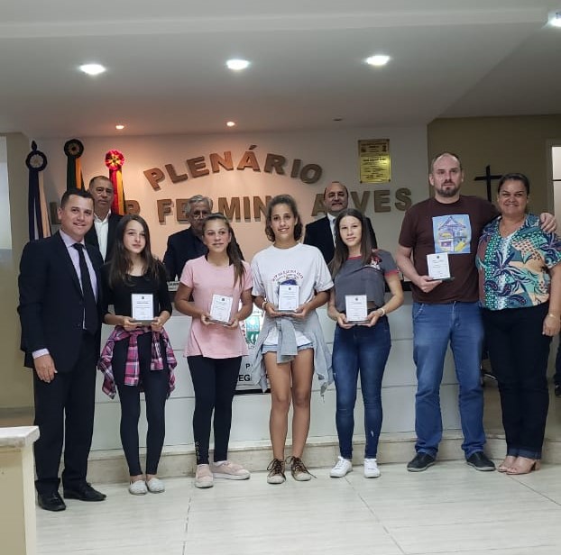 Vereador Fábio Júnior Ramos entrega homenagem pelo primeiro lugar na Categoria Música.