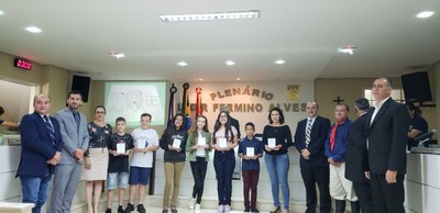 Vereadores: Valdir Machado, Cleomar Gnoatto, Luzia Barbosa Netto, Valmir Dall'Agnoll, Hanilton João Venério e Jorge Luiz Nicolau entregam a homenagem pelo terceiro lugar nacional Esquete Teatral.