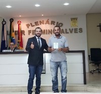 Vereador Frederico Freire Figueiró entrega a homenagem ao Sr. Professor Orientador Fábio Assis pelo sétimo lugar nacional na Categoria Desenho