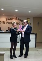 Presidente Valmir Dall’Agnol entrega homenagem a Sra. Maria Cleci Brobot.