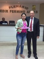 Vereador Jorge LuisNicolau entrega homenagem a Sra. Marinês Dias.