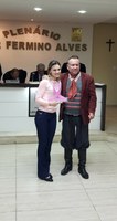 Vereador Hanilton João Venério entrega homenagem a Sra. Gisa Hoffmann 