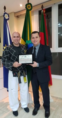 Vereador Fábio entrega homenagem ao Sr. Michael