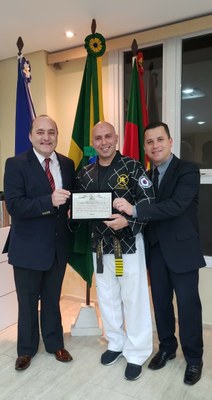 Vereadores Fábio e Dallagnol na homenagem ao Sr. Michael