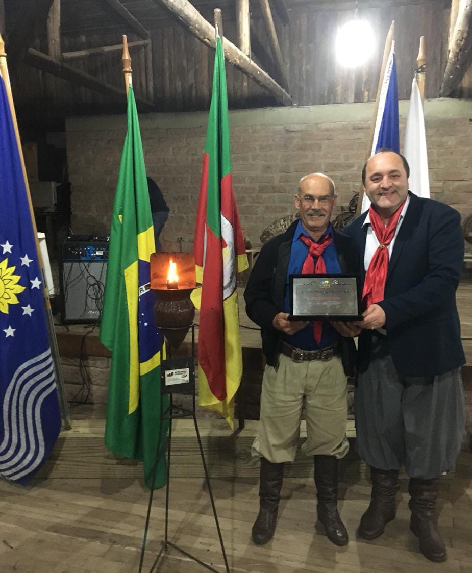 Vereador Valmir Dall'Agol entrega homenagem ao Sr. João Reduzíno Lopes.